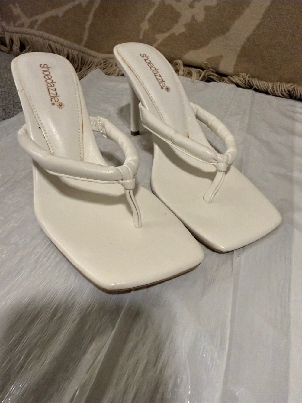 ShoeDazzle Kerry Thong Sandal Heels Sz 8 White NEW